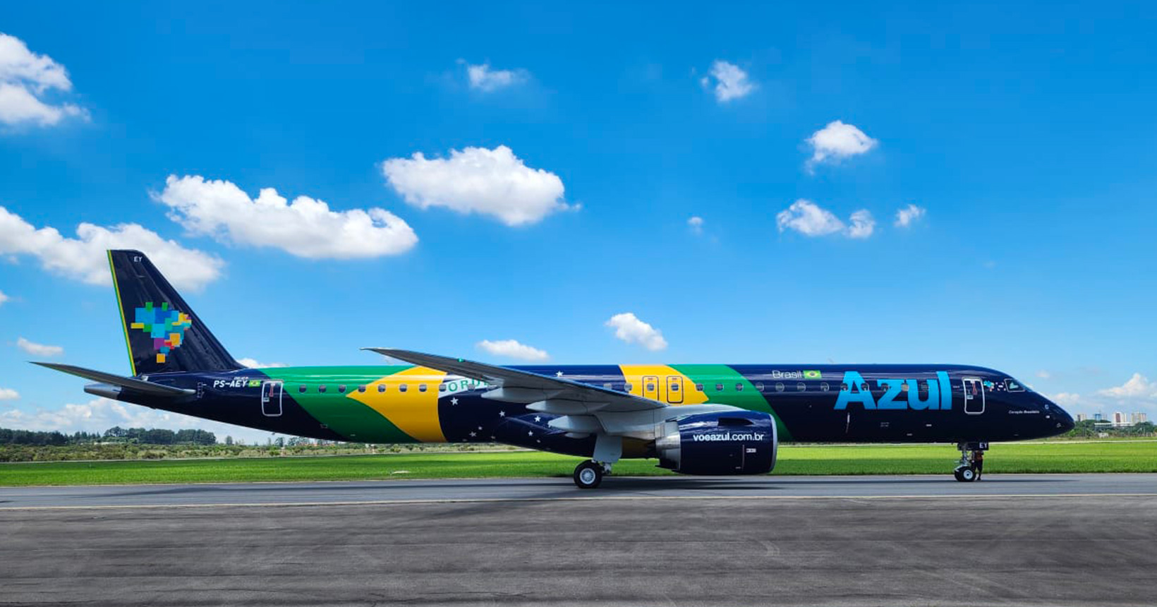 IMAGENS: Nas cores da bandeira do Brasil, Azul recebe novo Embraer E2 ...