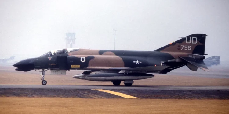 McDonnell F-4D-29-MC Phantom II 65-0796 na Base Aérea de Yokota, Japão, 1972. (Força Aérea dos EUA)