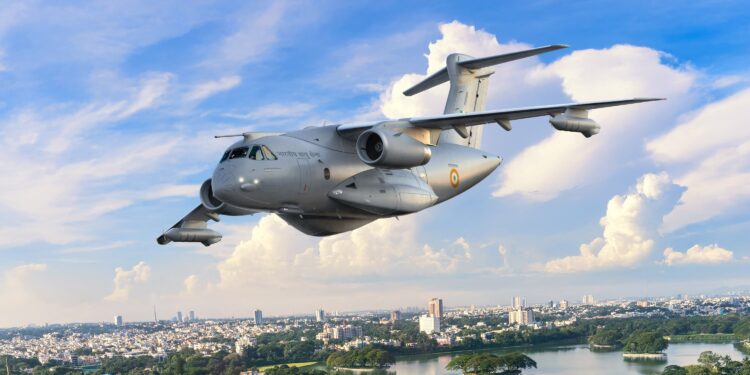 Aeronave de transporte KC-390 Millennium é o destaque do portfólio de defesa e segurança da Embraer.