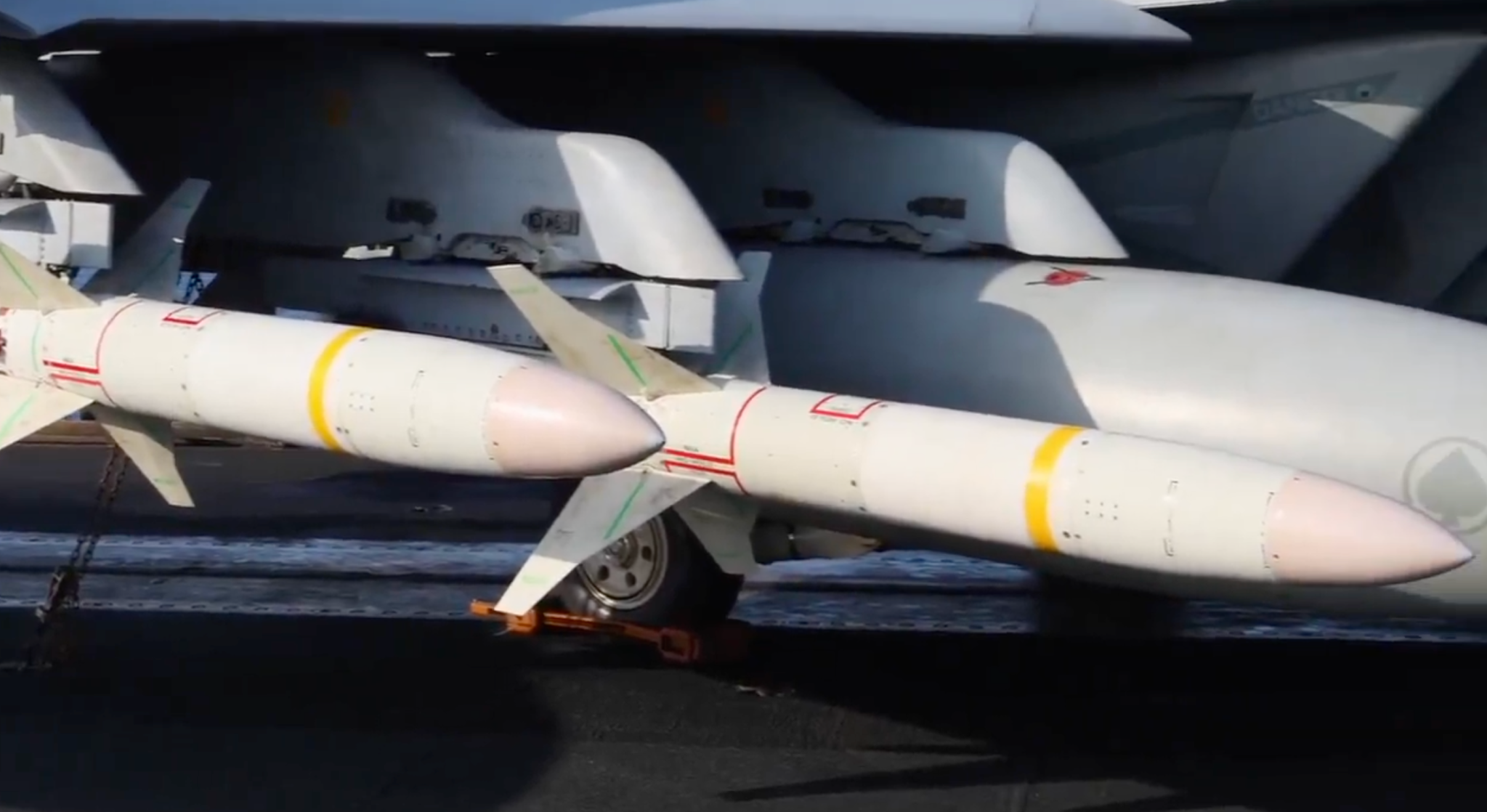 Marinha dos EUA utiliza mísseis AGM-88E AARGM em missão de supressão de ...