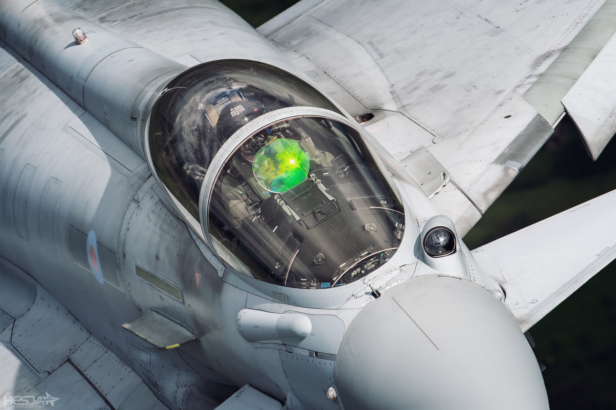 ols-ils-istrebitel-pilot-raf-eurofighter-typhoon-kokpit-hesj.jpg