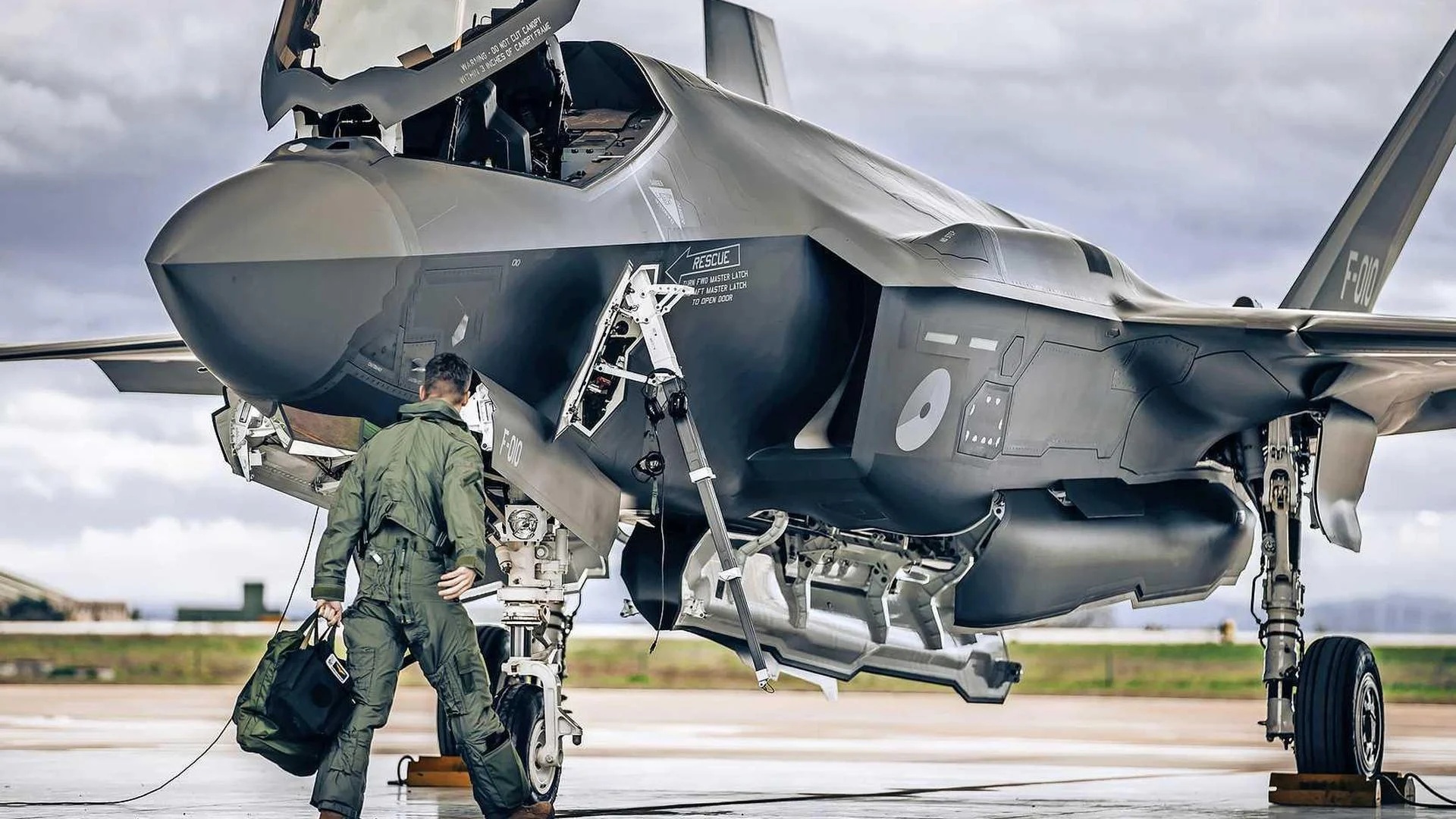 KLM_pilots_F-35_RNLAF2.jpg