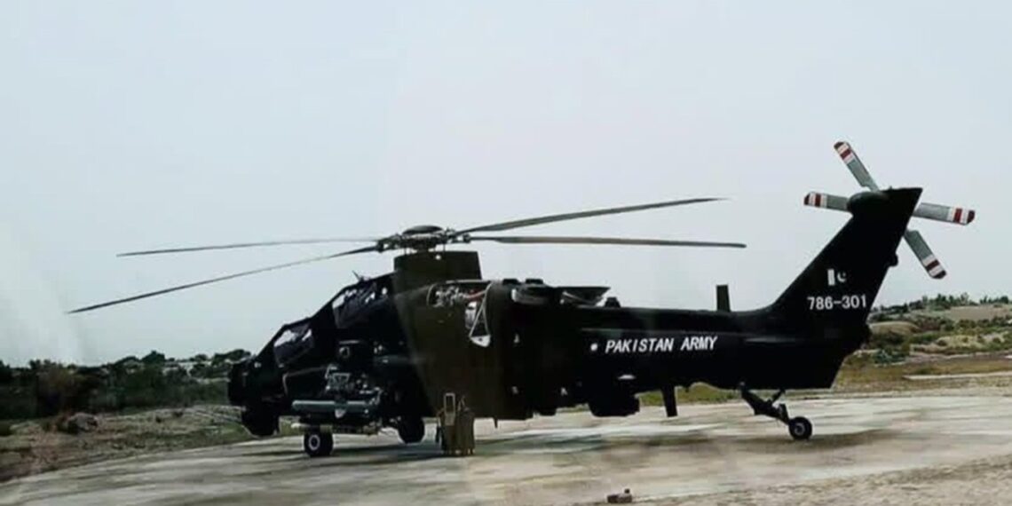 Helicóptero de ataque Z-10ME do Exército do Paquistão em camuflagem escura durante testes em julho de 2025.