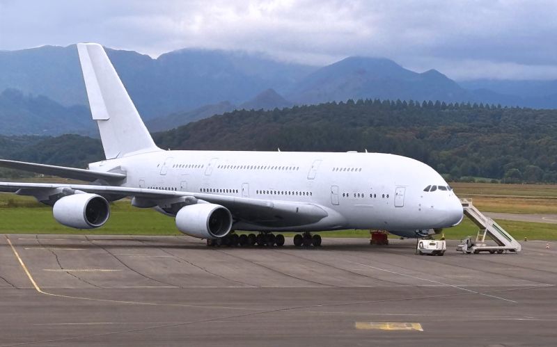 Um dos primeiros Airbus A380, parado por longo tempo, retorna à