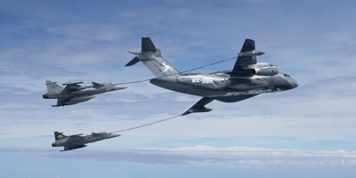 O reabastecimento em voo permite que ambas as aeronaves expandam suas capacidades no mercado internacional.