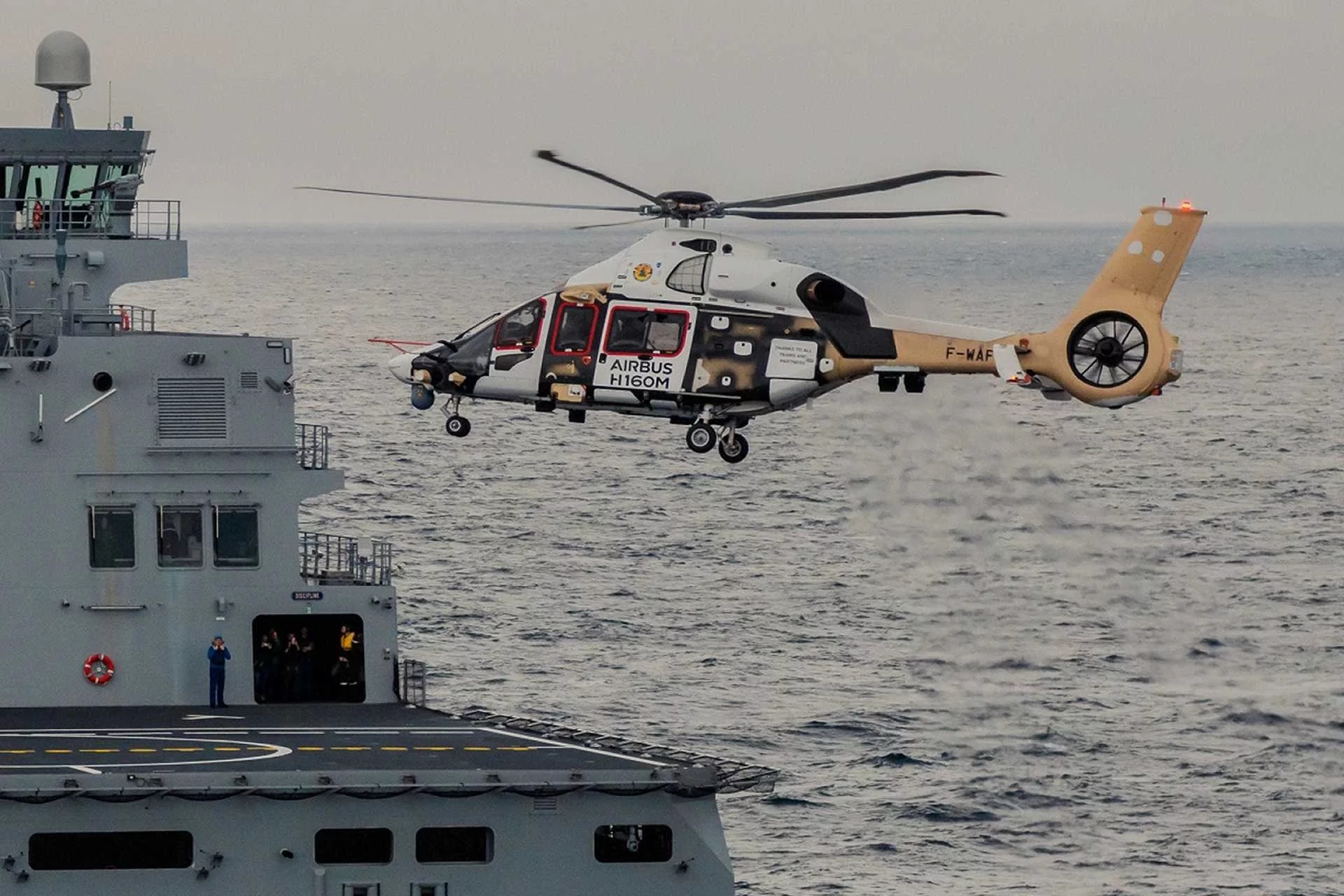 Frances_new_H160M_Guepard_helicopter_makes_first_close-range_interaction_with_Navy_tanker_925_001-3bfa7484.jpg