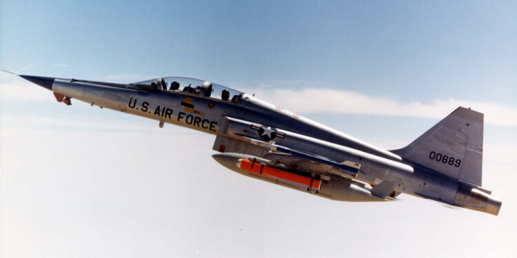 Northrop F-5F (número de cauda 00889) equipado com mísseis AIM-9J Sidewinder, AGM-65 Maverick e tanques de combustível auxiliares sobre China Lake, na Base Aérea de Edwards, Califórnia, em setembro de 1976. (Foto da Força Aérea dos EUA)